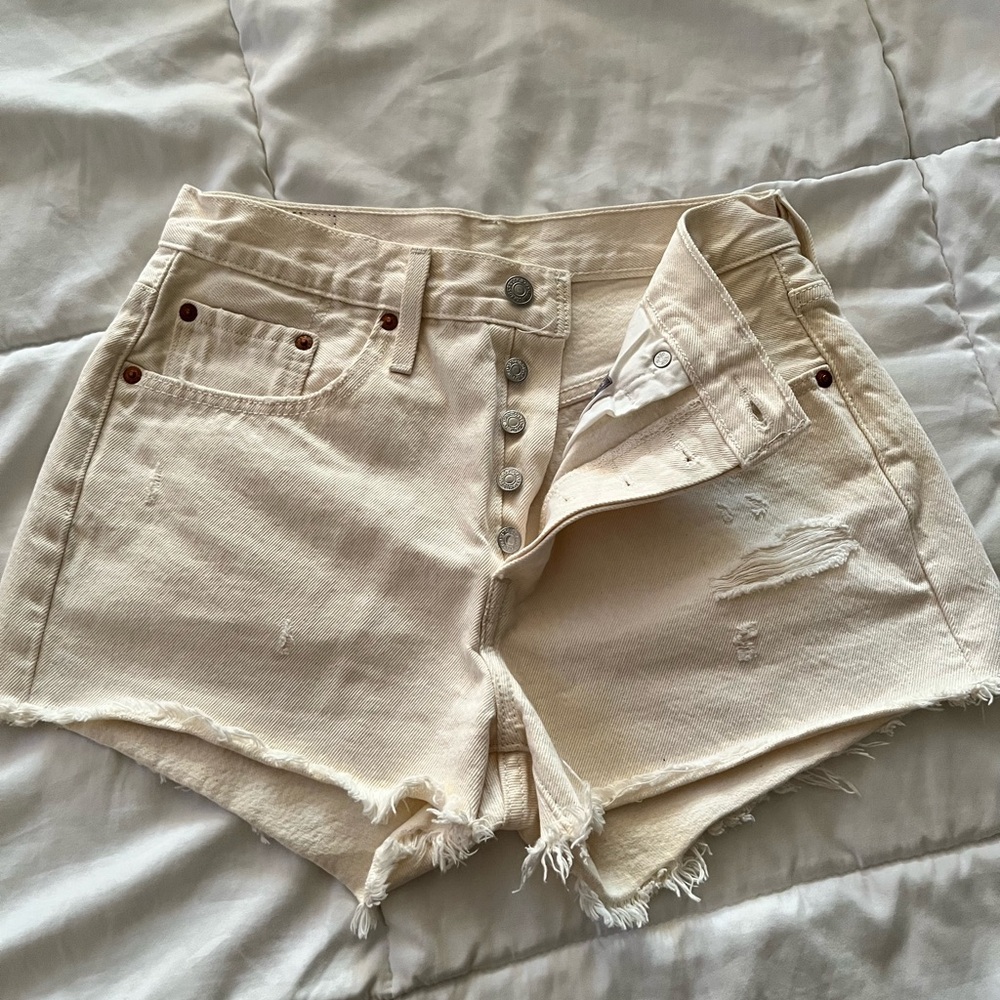 NWOT levis cream colored jean shorts